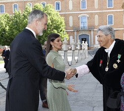 Sus Majestades los Reyes reciben el saludo del rector magnífico de la Universidad de Alcalá, José Vicente Saz