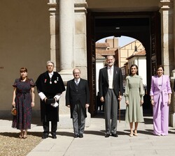 Sus Majestades los Reyes junto a las autoridades que les recibieron a su llegada