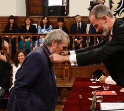 Su Majestad el Rey hace entrega de la medalla del Premio Miguel de Cervantes 2022 a Rafael Cadenas