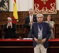 Rafael Cadenas tras recibir el Premio Miguel de Cervantes 2022 recibe una fuerte ovación