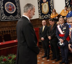 Su Majestad el Rey tras levantar la sesión se dirige a felicitar de nuevo a Rafael Cadenas y dirigirse al exterior para la foto de grupo