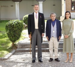 Sus Majestades los Reyes junto a Rafael Cadenas 