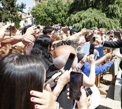 Su Majestad el Rey recibe el saludo de los vecinos y ciudadanos que se han acercado para poder saludarlo