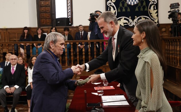 Rafael Cadenas recibe la estatua del Premio Miguel Cervantes 2022 de mano de Su Majestad el Rey