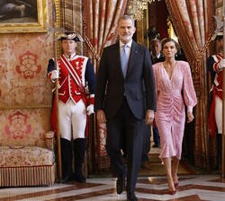 Sus Majestades los Reyes hacen su entrada en la Saleta de Gasparini