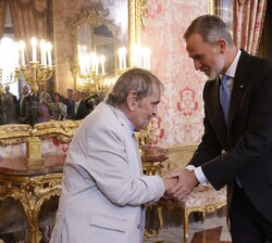 Don Felipe recibe el saludo del poeta venezolano Rafael Cadenas, Premio "Miguel de Cervantes" 2022