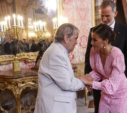 Doña Letizia recibe el saludo del poeta venezolano Rafael Cadenas, Premio "Miguel de Cervantes" 2022