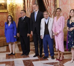 Sus Majestades los Reyes acompañados del galardonado, el poeta venezolano Rafael Cadenas, Premio "Miguel de Cervantes" 2022, y sus familiare