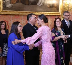 Sus Majestades los Reyes saludan a los familiares del galardonado, el poeta venezolano Rafael Cadenas, Premio "Miguel de Cervantes" 2022
