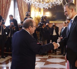 Su Majestad el Rey recibe el saludo de Miquel Iceta, ministro de Cultura y Deporte