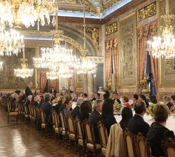 Vista general de la mesa del almuerzo ofrecido a una representación del Mundo de las Letras, en el transcurso de la intervención de Su Majestad el Rey