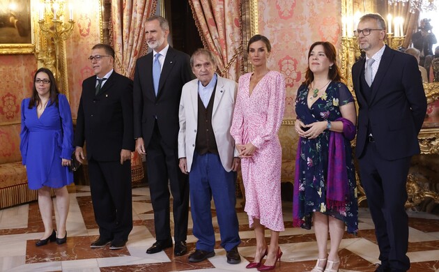 Sus Majestades los Reyes acompañados del galardonado, el poeta venezolano Rafael Cadenas, Premio "Miguel de Cervantes" 2022, y sus familiares