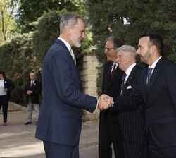 El Rey es recibido por las autoridades a su llegada al Colegio César Carlos