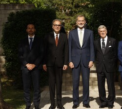 Don Felipe junto a las autoridades asistentes al acto
