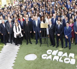 Su Majestad el Rey con los integrantes del Colegio César Carlos