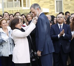 Imposición a Su Majestad el Rey del botón de oro que distingue a los egresados del Colegio, a cargo de Raquel Escutia, vicepresidenta de la Asociación