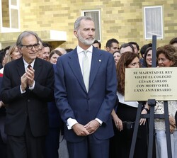 Don Felipe tras recibir la distinción junto a una placa conmemorativa de la visita