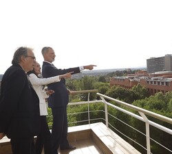 Visita de Don Felipe a las instalaciones del Colegio César Carlos