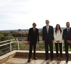 Don Felipe durante la visita con responables del César Carlos