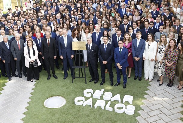 Su Majestad el Rey con los integrantes del Colegio César Carlos