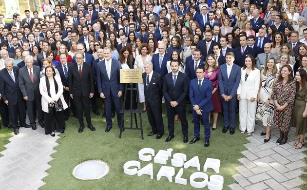 Su Majestad el Rey con los integrantes del Colegio César Carlos