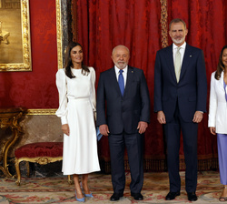 Sus Majestades los Reyes junto al presidente de la República Federativa de Brasil, Lula da Silva y la primera dama