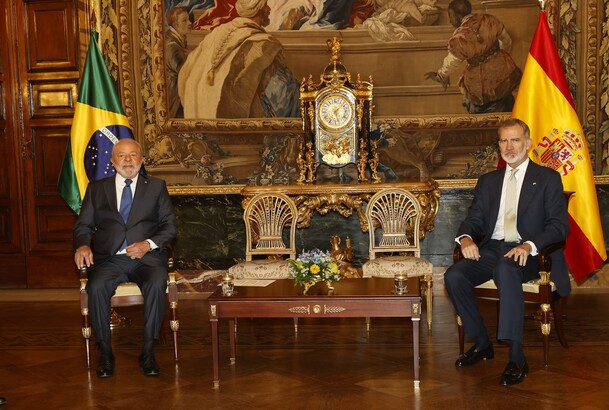 Su Majestad el Rey y el presidente de la República Federativa de Brasil, Lula da Silva durante su encuentro en el Palacio Real de Madrid