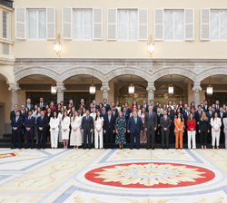 Fotografía de grupo de Su Majestad el Rey con los nuevos notarios