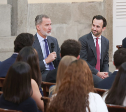 Su Majestad el Rey conversa con los miembros de la promoción de notarios correspondiente a la convocatoria de 2018