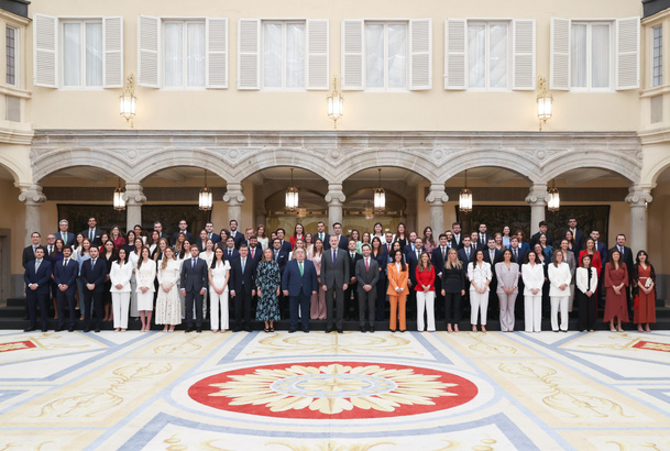 Fotografía de grupo de Su Majestad el Rey con los nuevos notarios
