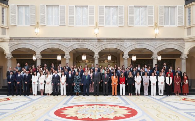 Fotografía de grupo de Su Majestad el Rey con los nuevos notarios