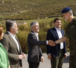 Su Majestad el Rey recibe el saludo del ministro del Interior, Fernando Grande-Marlaska