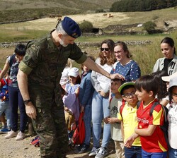Don Felipe saluda cariñosamente a los alumnos de la zona de la Sierra de Gredos que tuvieron la oportunidad de saludarle