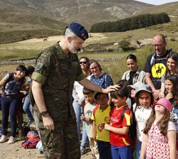 Don Felipe saluda a los alumnos de la zona de la Sierra de Gredos que tan cariñosamente le recibieron