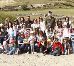Don Felipe, acompañado por el grupo de escolares que le recibieron con afecto a su llegada al Refugio "El Mellizo", en Navacepeda de Tormes 