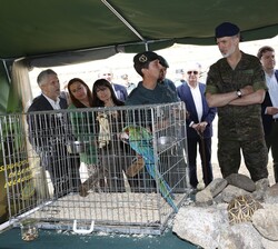 Su Majestad el Rey durante la explicación de un miembro de la Guardia Civil sobre la labor del Cuerpo respecto al tráfico ilícito de especies protegid