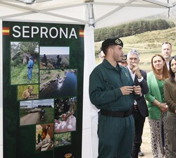 Su Majestad el Rey durante su recorrido por una serie de demostraciones del Servicio de Protección de la Naturaleza (SEPRONA) de la Guardia Civil