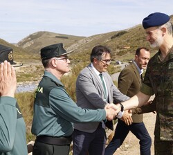 Su Majestad el Rey recibe el saludo del general jefe del Servicio de Protección de la Naturaleza (SEPRONA), general de división Clemente García Barrio