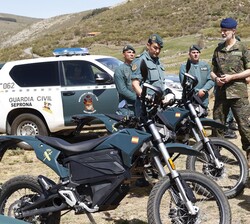 Don Felipe contempla las nuevas motocicletas todo terreno eléctricas adquiridas recientemente por la Guardia Civil 