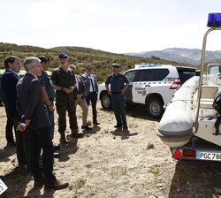 Don Felipe ante una de las embarcaciones utilizadas habitualmente por el Servicio de Protección de la Naturaleza (SEPRONA)