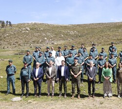Su Majestad al Rey junto a los miembros del Servicio de Protección de la Naturaleza (SEPRONA) y autoridades que le acompañaron en su visita al paraje 