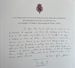 Finalizado el acto, Su Majestad el Rey firmó en el Libro de Honor que conmemora su visita
