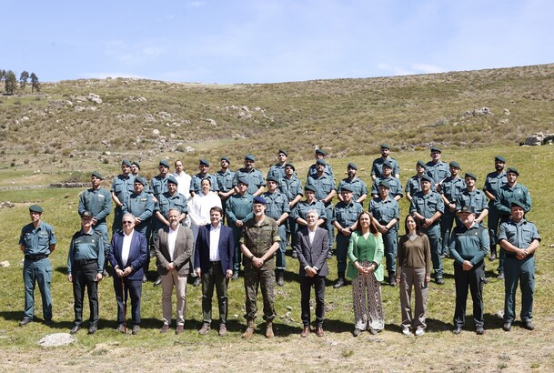 Su Majestad al Rey junto a los miembros del Servicio de Protección de la Naturaleza (SEPRONA) y autoridades que le acompañaron en su visita al paraje 