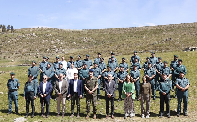 Su Majestad al Rey junto a los miembros del Servicio de Protección de la Naturaleza (SEPRONA) y autoridades que le acompañaron en su visita al paraje 