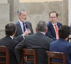 Su Majestad el Rey conversa con los miembros del Patronato de la Fundación Consejo España-Brasil