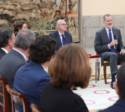 Su Majestad el Rey conversa con los miembros del Patronato de la Fundación Consejo España-Brasil