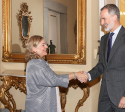 Su Majestad el Rey recibe el saludo de la directora del Organismo Autónomo Instituto Nacional de Administración Pública, Consuelo Sánchez Naranjo