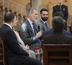 Su Majestad el Rey conversa con los miembros de la XXV promoción del Cuerpo Superior de Sistemas y Tecnologías de la Información de la Administración 