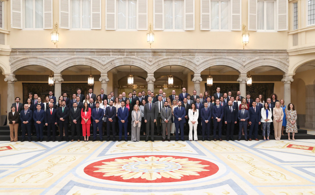 Fotografía de grupo de Su Majestad el Rey con la XXV promoción del Cuerpo Superior de Sistemas y Tecnologías de la Información de la Administración de