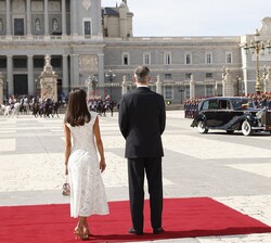 Sus Majestades los Reyes durante la llegada de Sus Excelencias el Presidente de la República de Colombia, Sr. Gustavo Francisco Petro y la Primera Dam